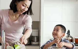 Bí quyết giúp trẻ tăng hứng thú khi làm việc nhà